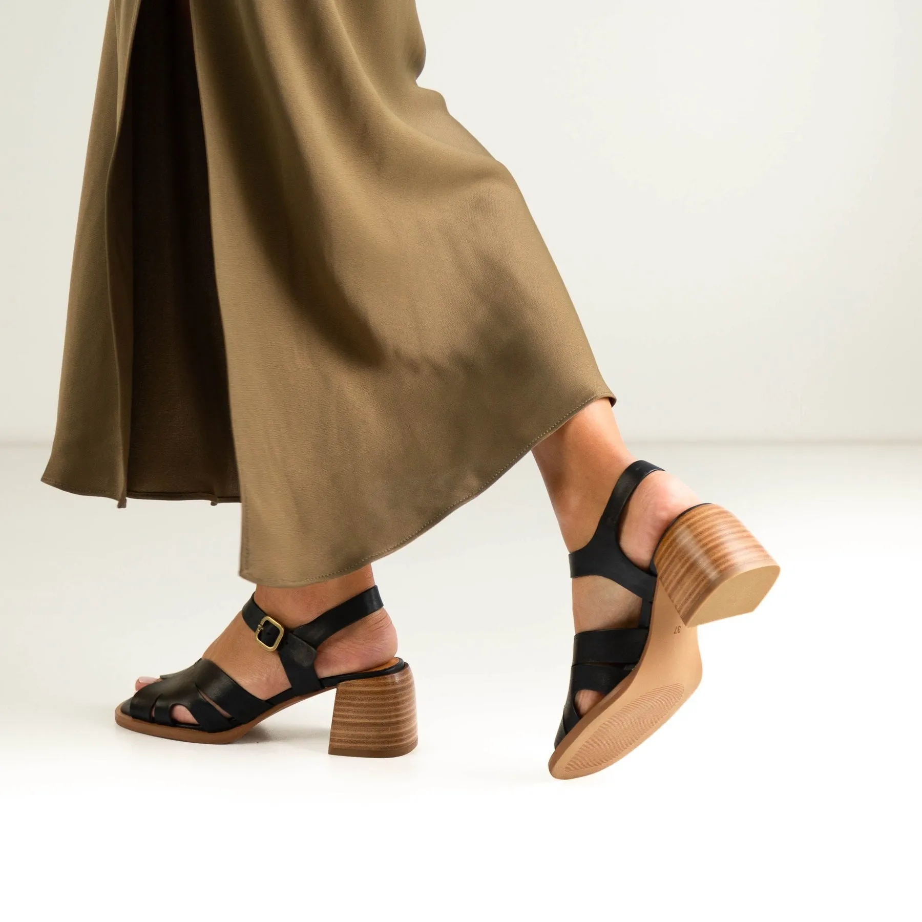 ISA LOW HEEL SANDALS LEATHER